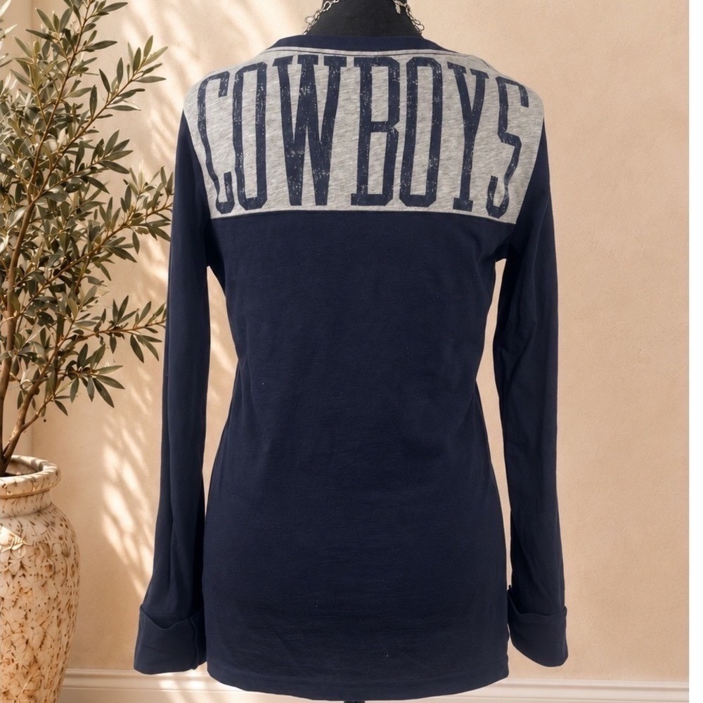 Dallas Cowboys Her Style Womens Navy Blue V-Neck Long Sleeve Star Shirt Medium